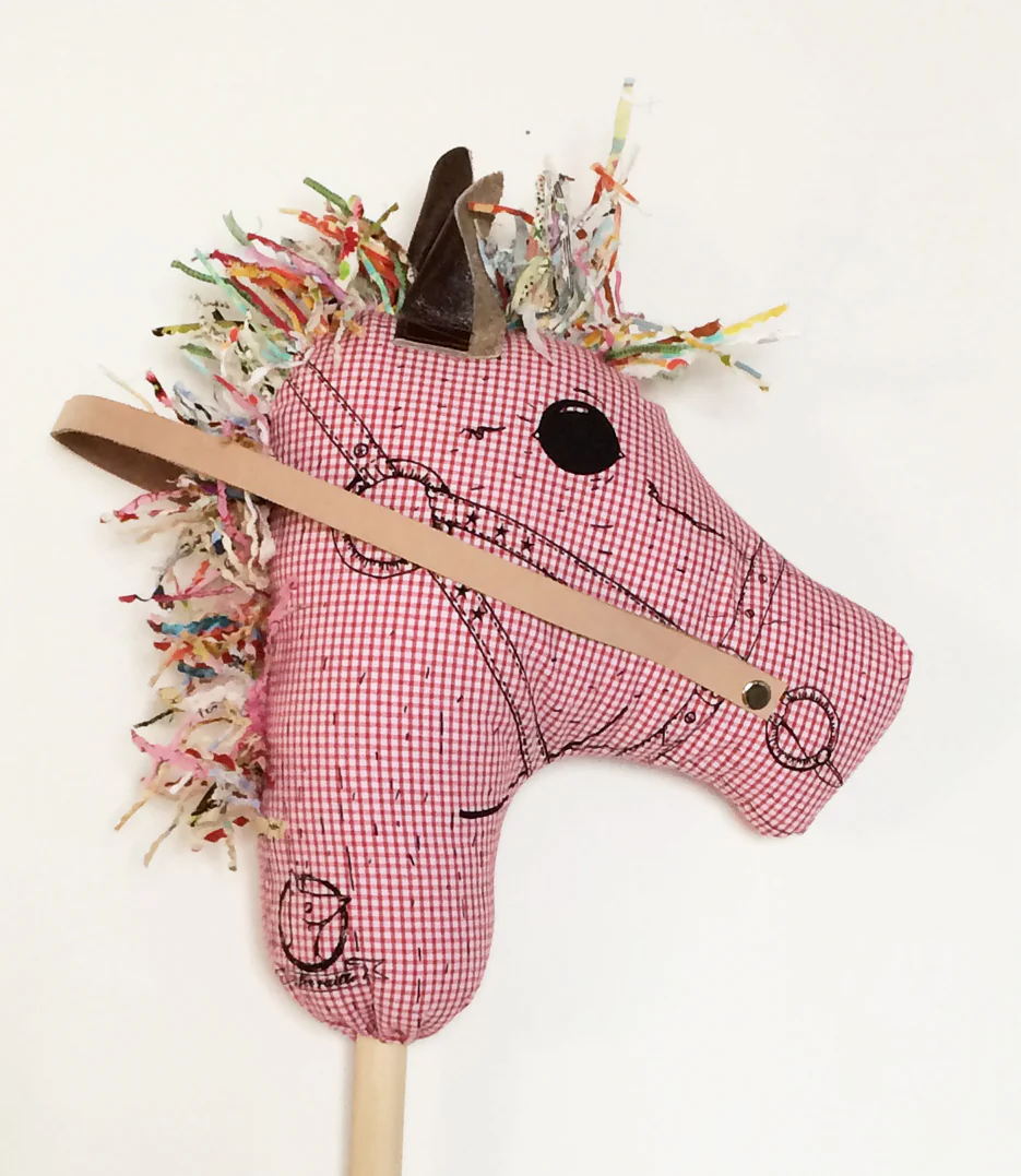 Cheval bâton - carreaux rouges – Image 2