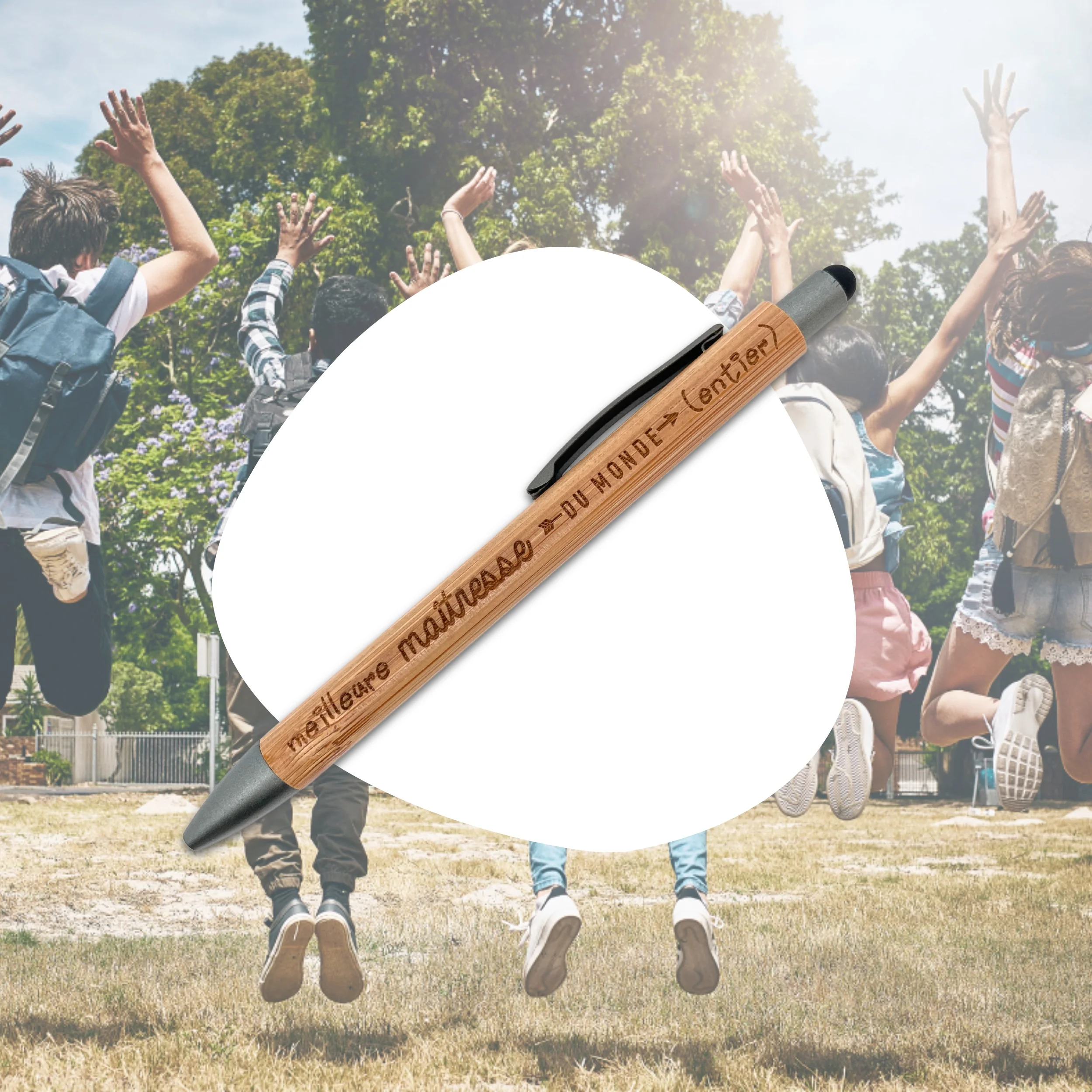 STYLO BAMBOU AVEC EMBOUT TACTILE - MAITRESSE - MEILLEURE DU MONDE ENTIER – Image 4