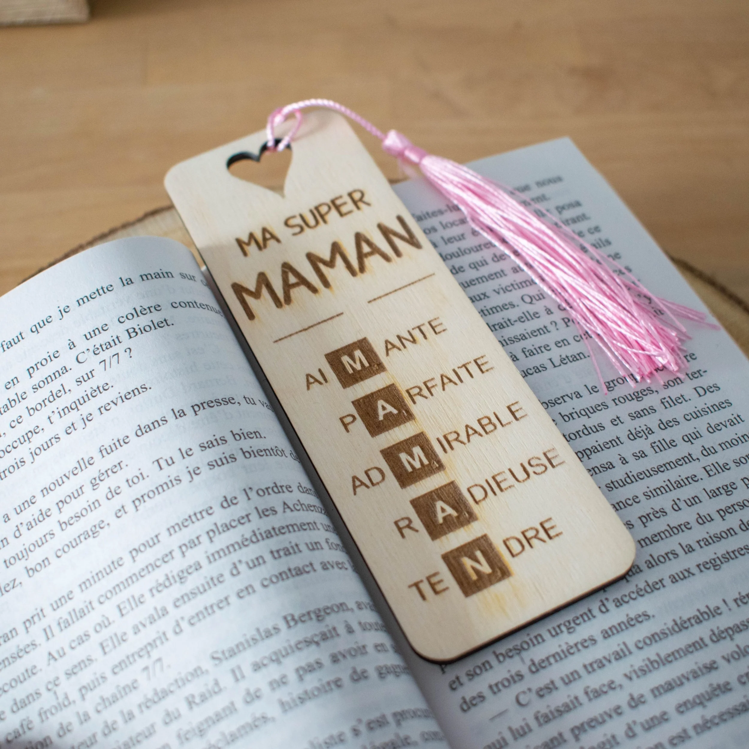 MARQUE-PAGES EN BOIS AVEC POMPON - ROSE - MAMAN - SCRABBLE – Image 3