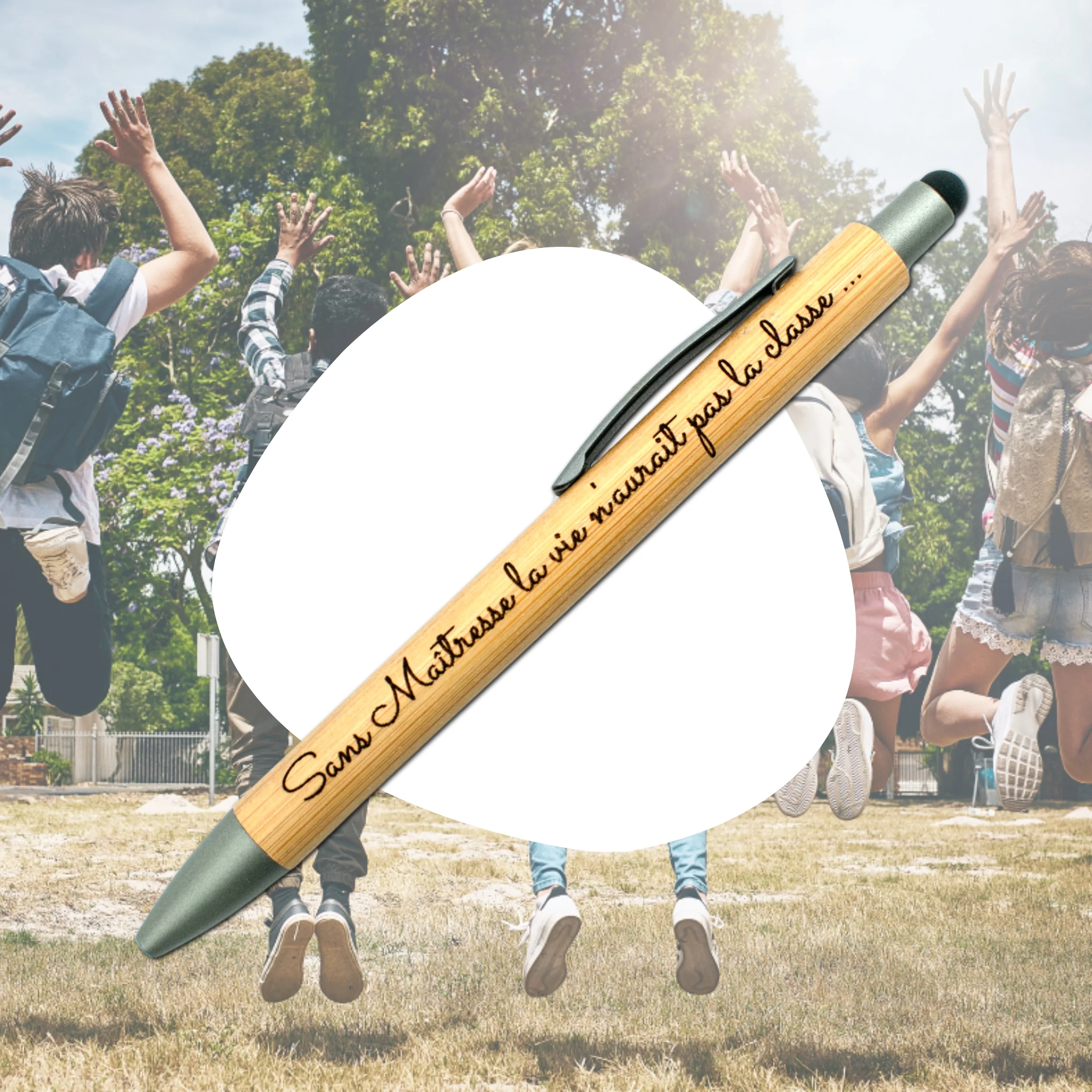 STYLO BAMBOU AVEC EMBOUT TACTILE - MAITRESSE - LA CLASSE – Image 4