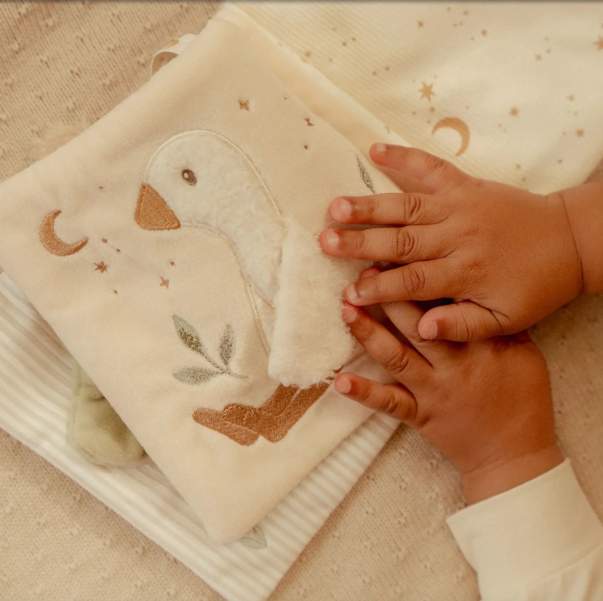 Livre d'activités | Newborn Neutrals – Image 4