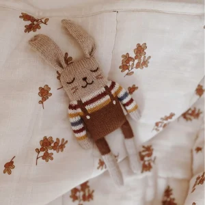 Petit lapin en tricot - Pull arc-en-ciel
