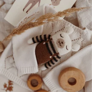 Petit ours polaire en tricot - Salopette noisette